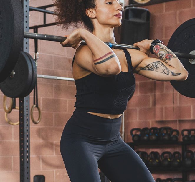 Atleta di cross-fit durante un esecizio con il bilanciere