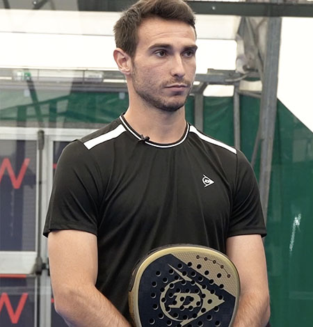 Carlos, sport Ambassador per Argivit, durante una partita di padel