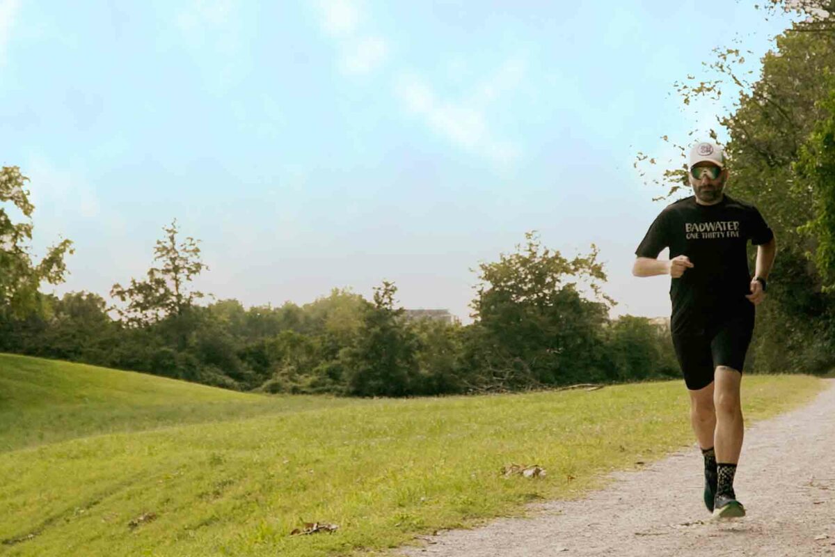 Runner che corre in un parco