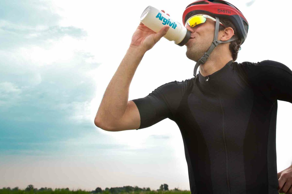 Atleta che beve Argivit dalla bottiglietta