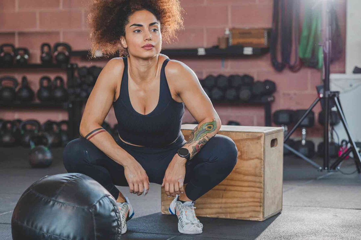Atleta di cross-fit in palestra