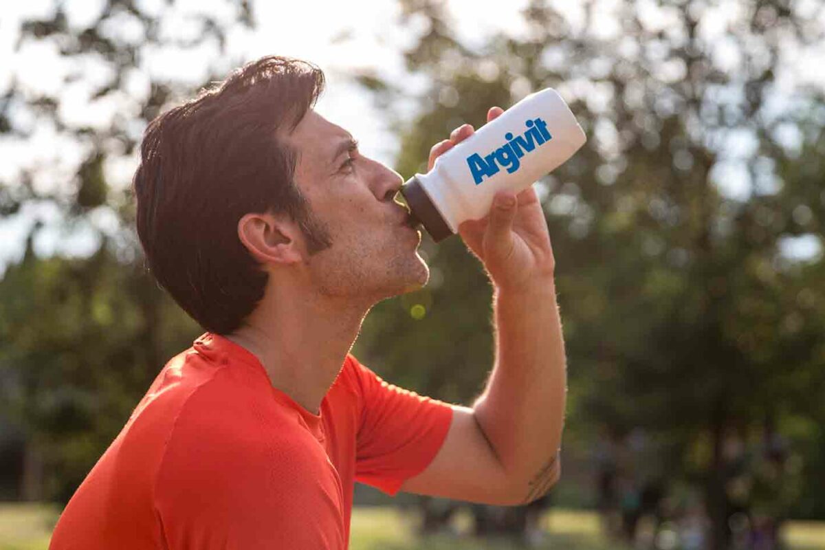 Runner che reintegra i sali bevendo Argivit