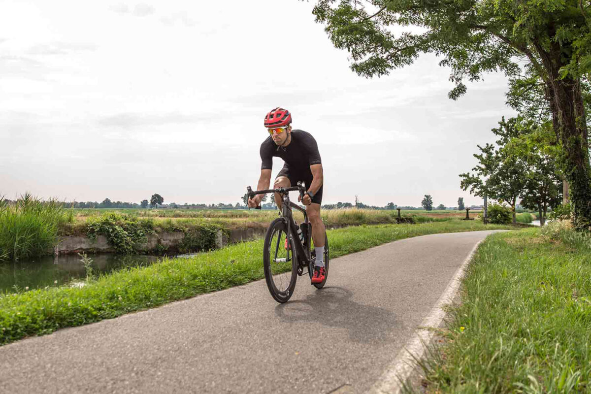 Ciclista che corre lungo il naviglio