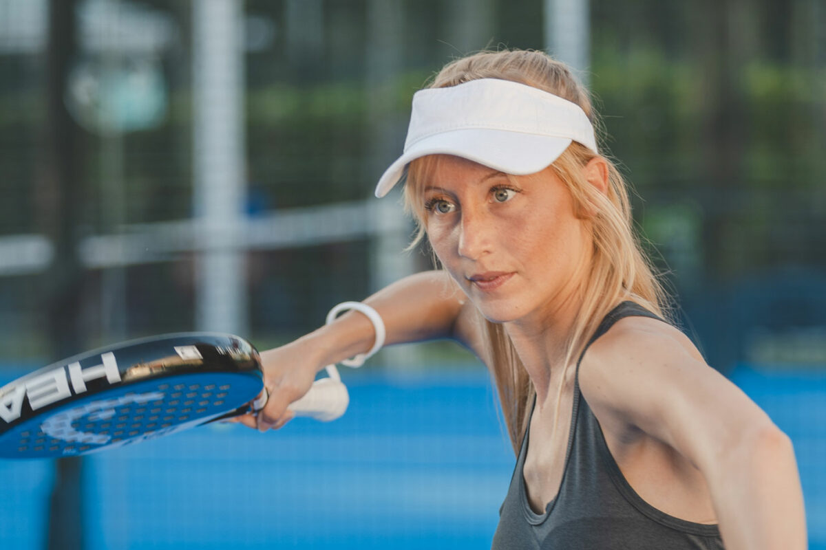 Atleta di padel intenta a giocare