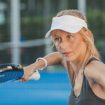 Atleta di padel intenta a giocare