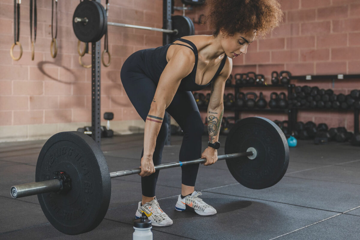 Atleta di cross-fit che solleva un bilanciere