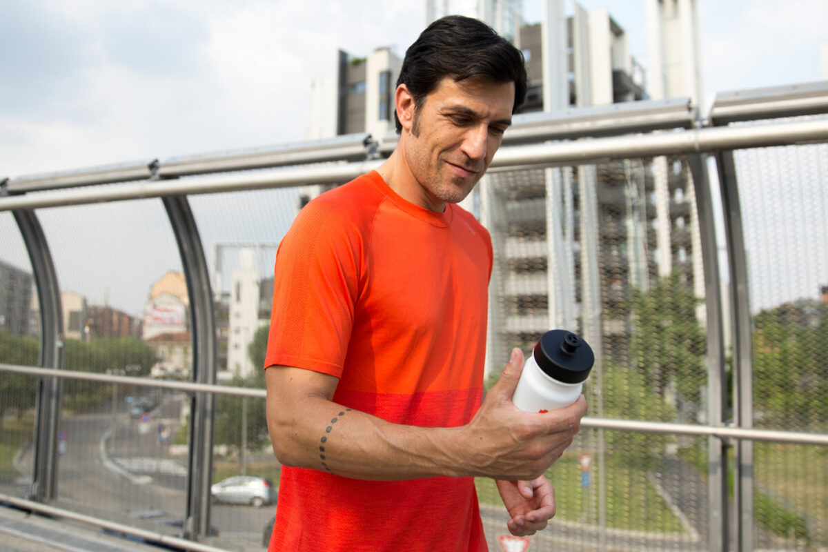 Atleta che corre e si disseta con Argivit