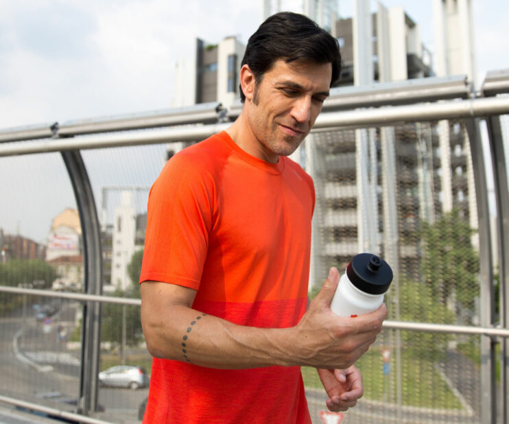 Atleta che corre e si disseta con Argivit