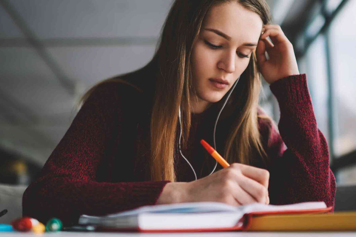 Ragazza concentrata nello studio