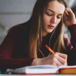 Ragazza concentrata nello studio